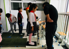 数学科课程让学生们在同步讲堂上与隶属学校的学生同上一堂课