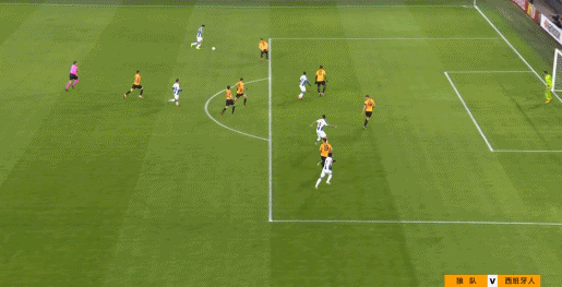 武磊小角度打门被封堵。 西班牙人欧联4球落败 武磊首发出场险些破门