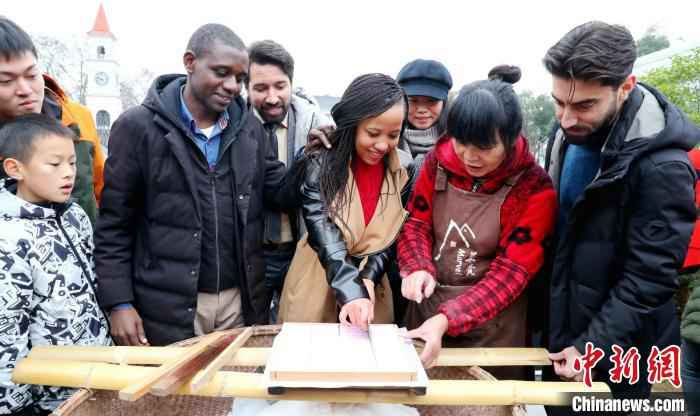 外国友人体验制作礼糕 谢尚国 摄 小镇传年俗文化节:新老“混搭”中探寻别样“年味”