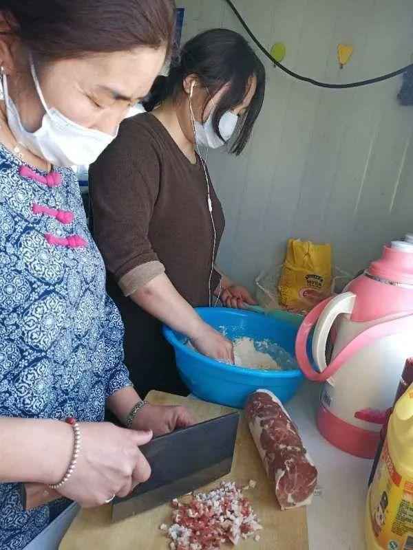 巴日哈家庭:抗“疫”路上的两代人