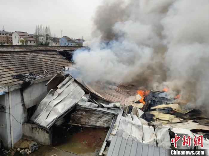 图为火灾现场。嘉兴消防提供 浙江嘉兴一纺织厂发生大火 消防出动100多人赴现场救援