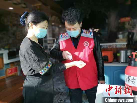 陈真给员工测量体温。 叶翠 摄 放弃“宅”生活 新疆餐厅老板为一线防疫人员当起“送餐员”