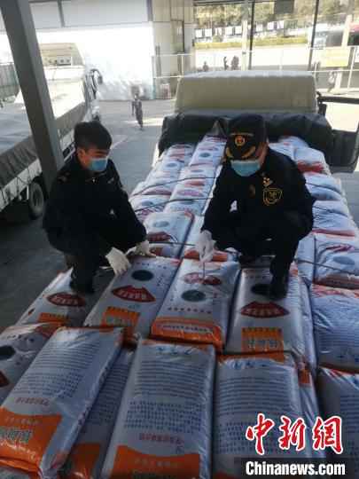 图为海关工作人员正在工作。孟定海关供图 云南孟定海关多项措施稳外贸 累计验放缅甸进口甘蔗15.45万吨