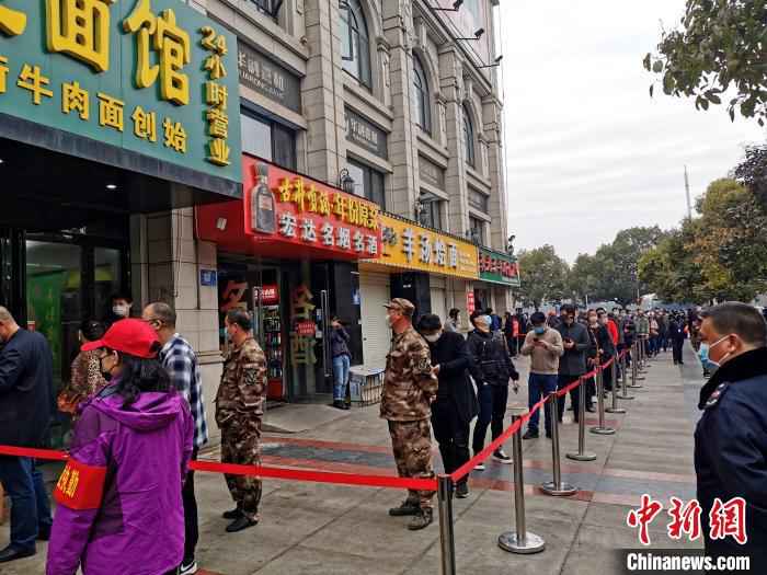 襄阳一桥头下,居民排队购买牛肉面 胡传林 摄 襄阳战“疫”记:一碗牛肉面再现古城“烟火气”
