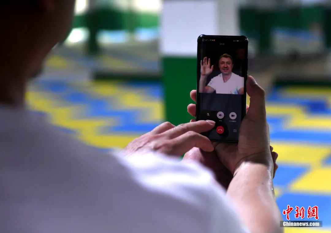 海外粉丝“云上”学鹤拳:疫情也拦不住老外学武术!